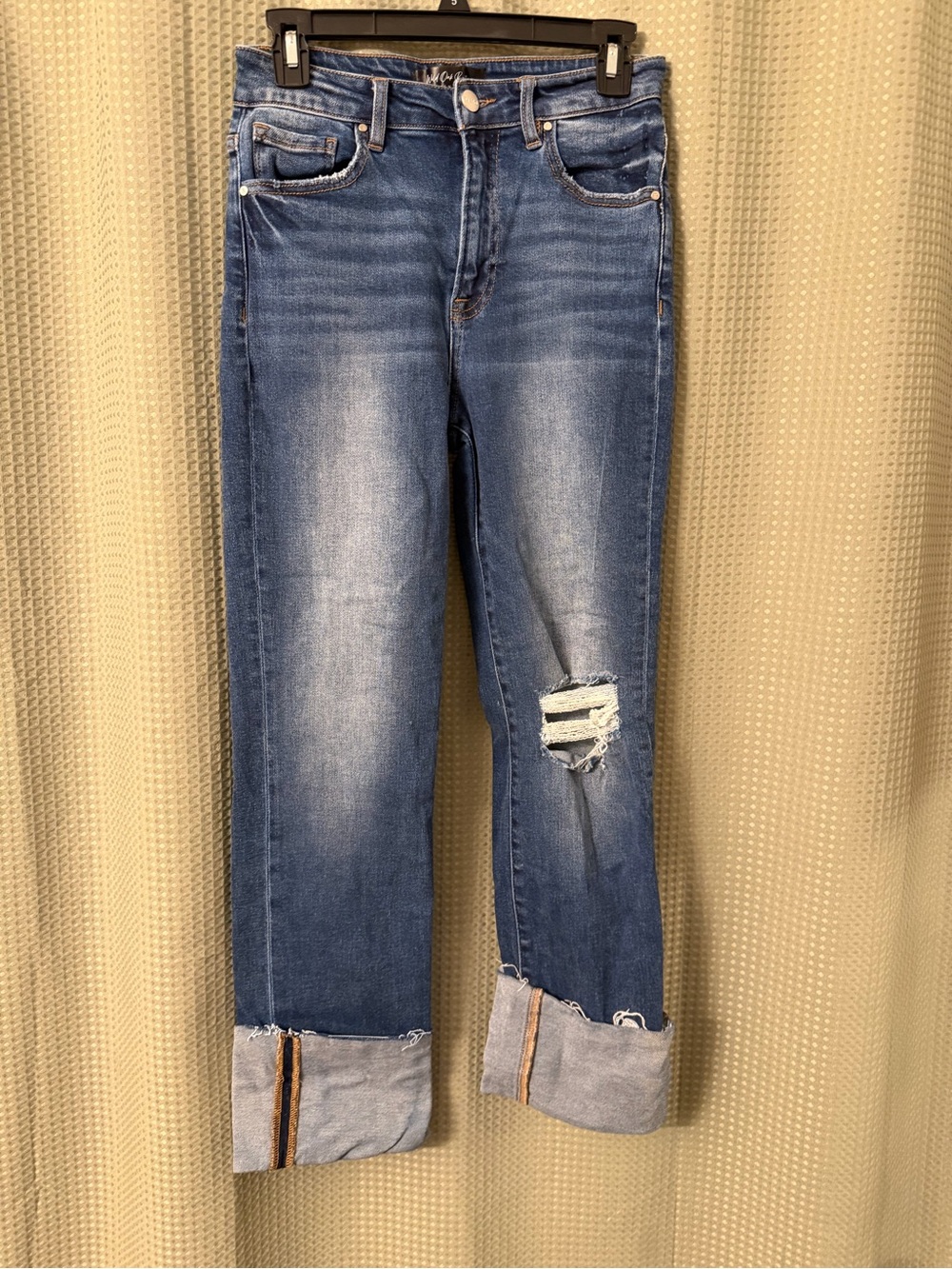 Women's Skinny Jeans in Medium Blue with Distressed Knee